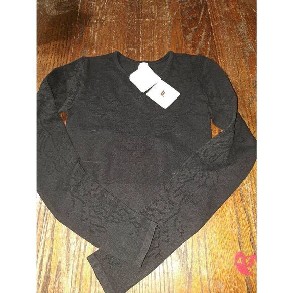 New Small Fabletics Black Flora Seamless Long Sleeve Top Pullover Shirt NWT - Picture 5 of 6
